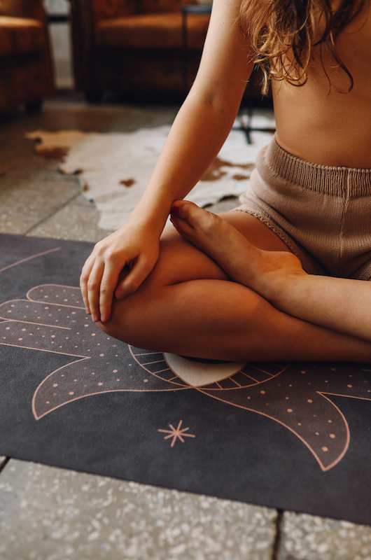 Pige i yogastilling
